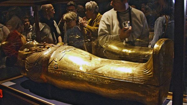 Часть артефактов из коллекции Тутанхамона перевезли в новый музей в Гизе0