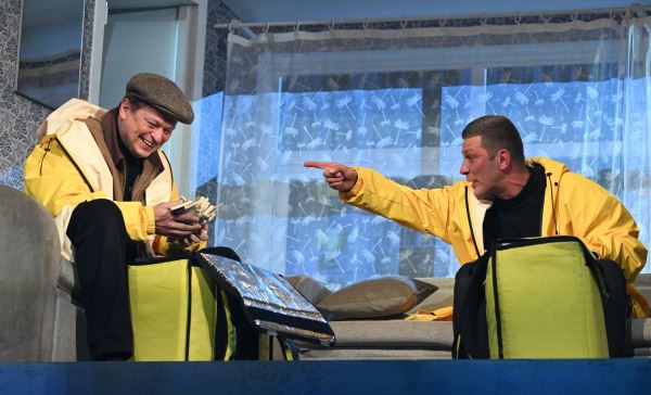 В кино и на сцене: начинаются премьерные показы спектакля Хабенского и Цыпкина «Жил. Был. Дом.»