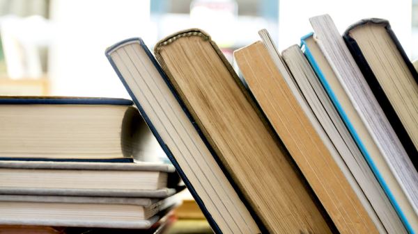 «Эксмо» отправило партнёрам список книг для изъятия из продажи