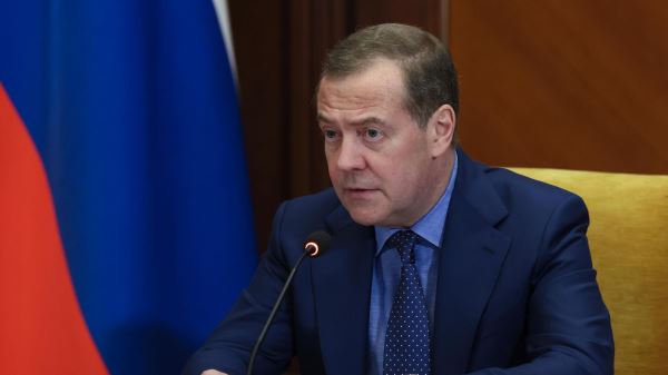 Медведев дал совет писателям-непатриотам